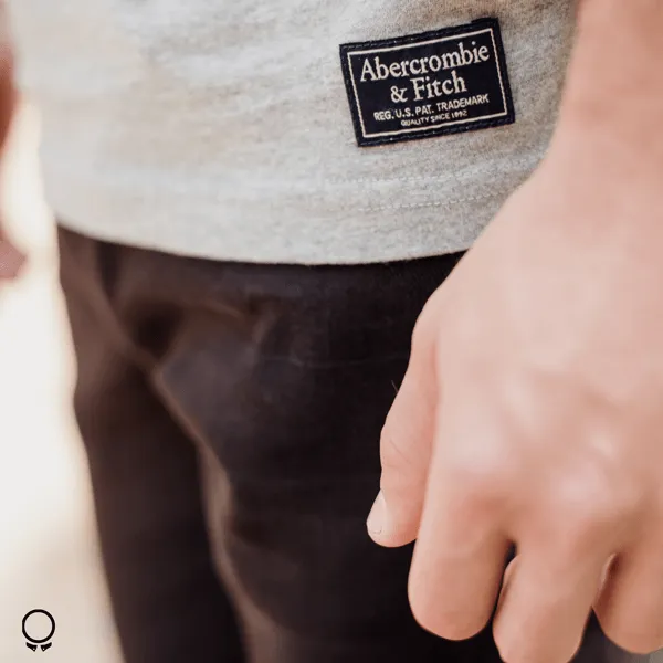 REMERA ABERCROMBIE CUELLO HENLEY  GRIS