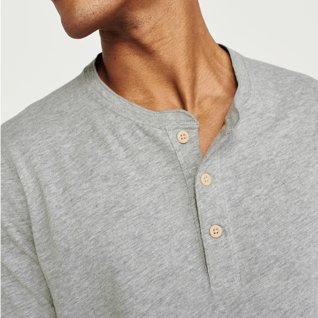 REMERA ABERCROMBIE CUELLO HENLEY  GRIS