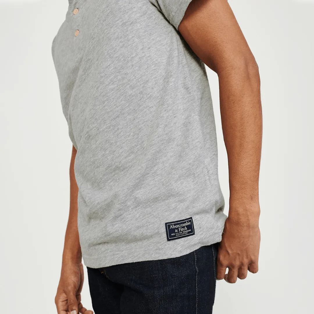REMERA ABERCROMBIE CUELLO HENLEY  GRIS
