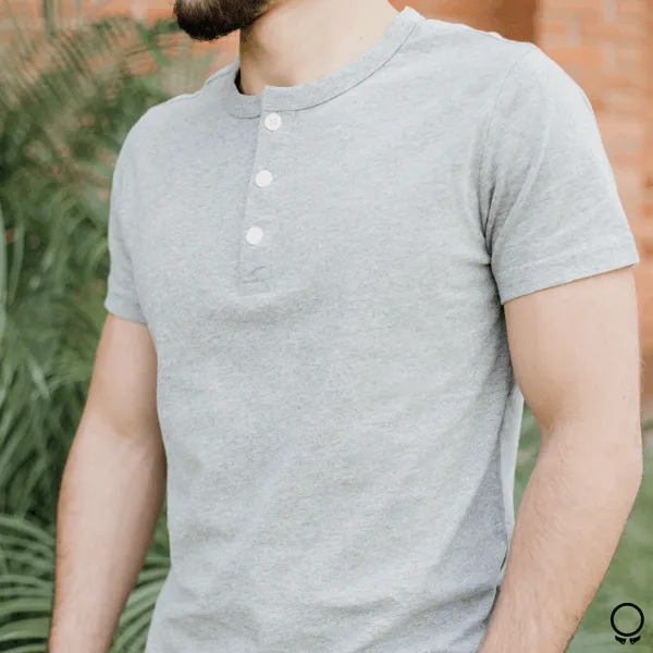 REMERA ABERCROMBIE CUELLO HENLEY  GRIS