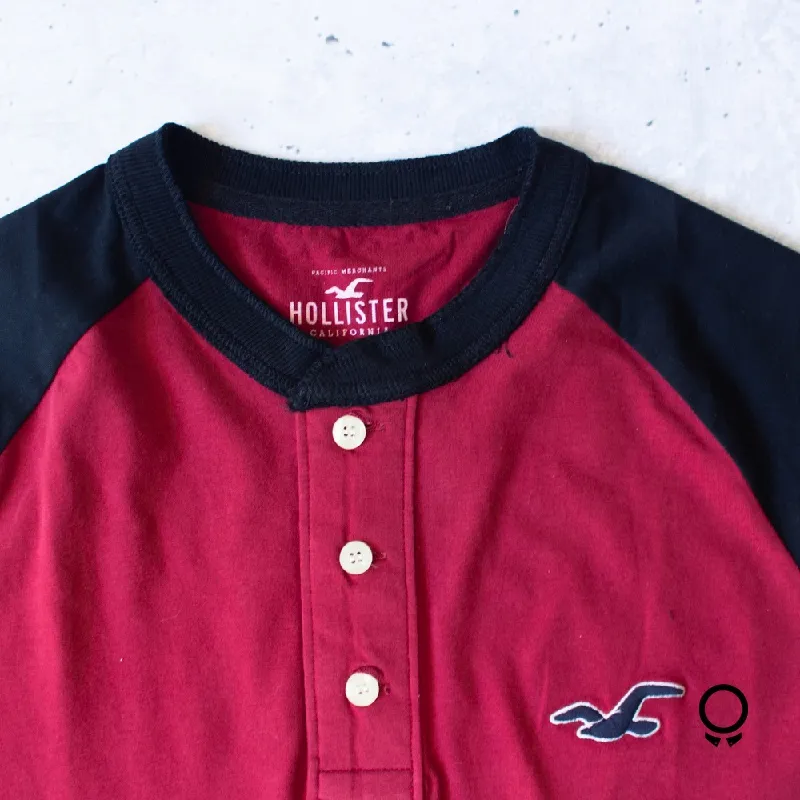 REMERA HOLLISTER ROJA MANGAS NEGRA