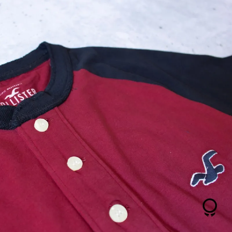 REMERA HOLLISTER ROJA MANGAS NEGRA