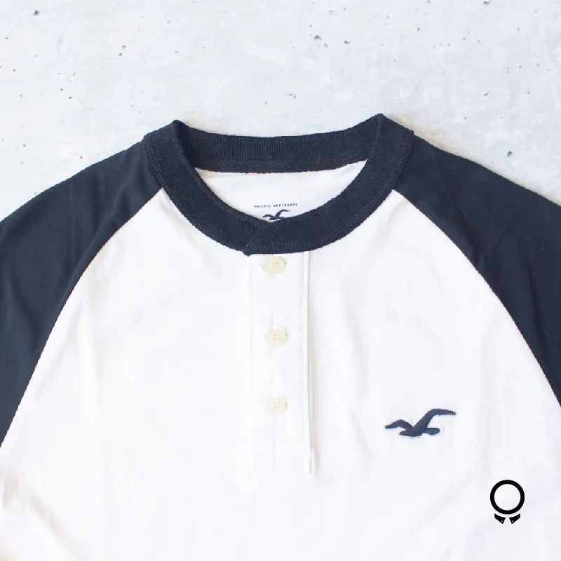 REMERA HOLLISTER MANGAS LARGAS  BLANCA MANGAS AZUL