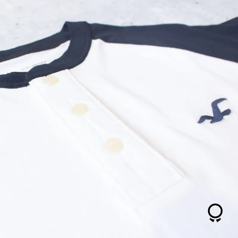 REMERA HOLLISTER MANGAS LARGAS  BLANCA MANGAS AZUL