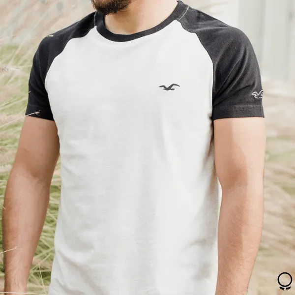 REMERA HOLLISTER CUELLO REDONDO BLANCA CON NEGRO