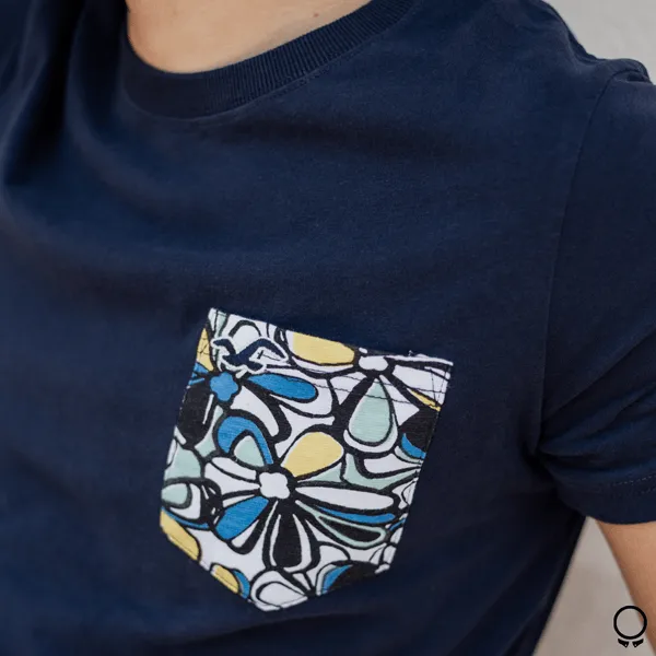REMERA HOLLISTER AZUL CON BOLSILLO FLOREADO