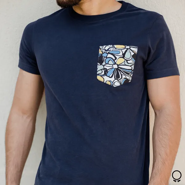 REMERA HOLLISTER AZUL CON BOLSILLO FLOREADO