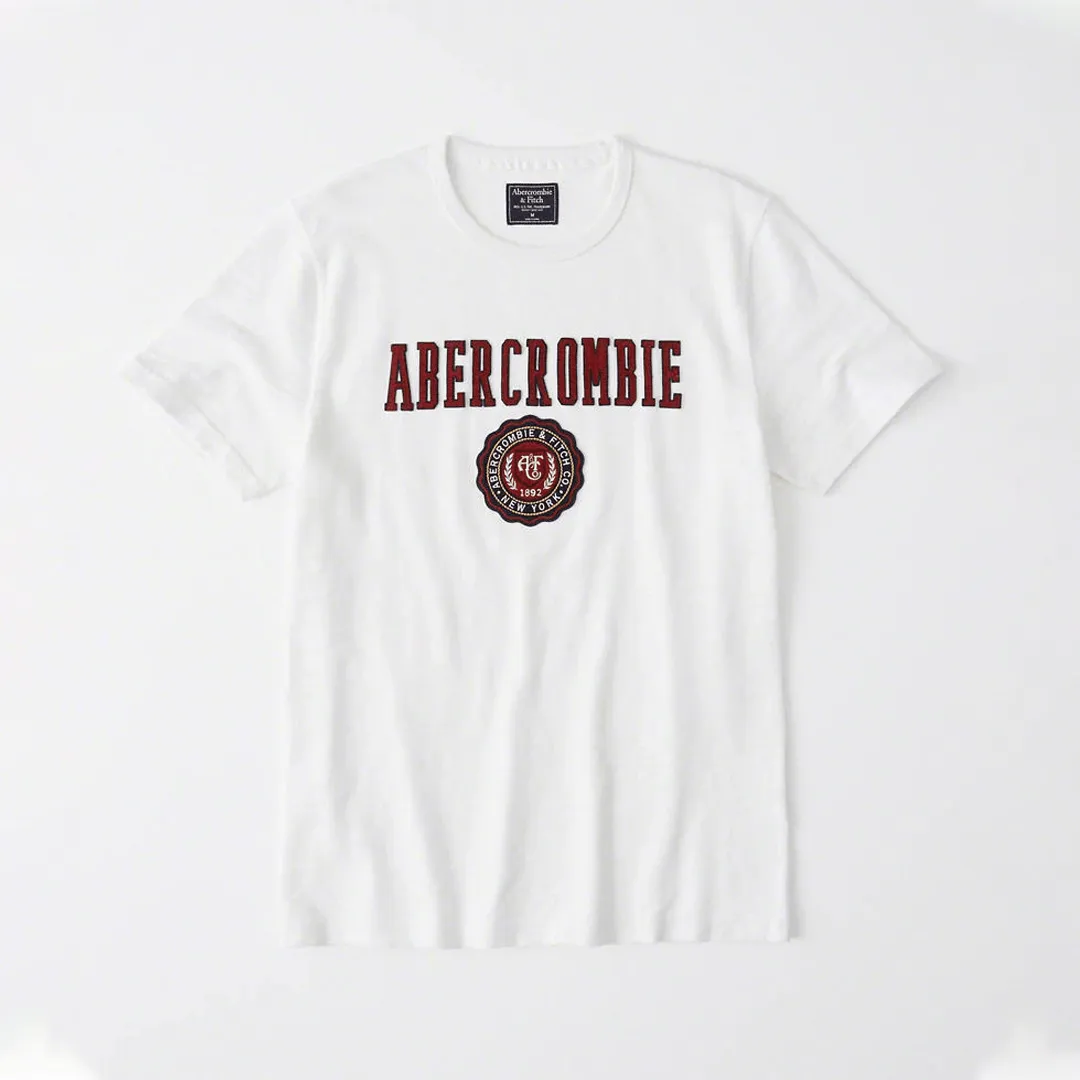 REMERA ABERCROMBIE CUELLO REDONDO BLANCA ESTAMPA  LETRAS ROJAS