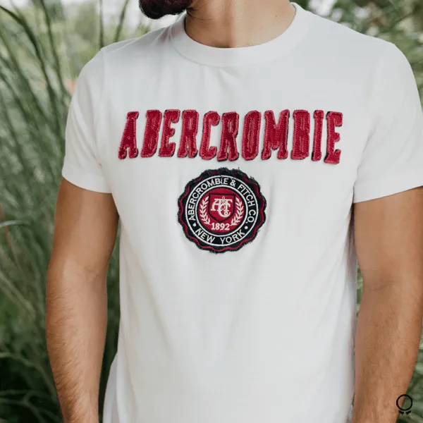 REMERA ABERCROMBIE CUELLO REDONDO BLANCA ESTAMPA  LETRAS ROJAS