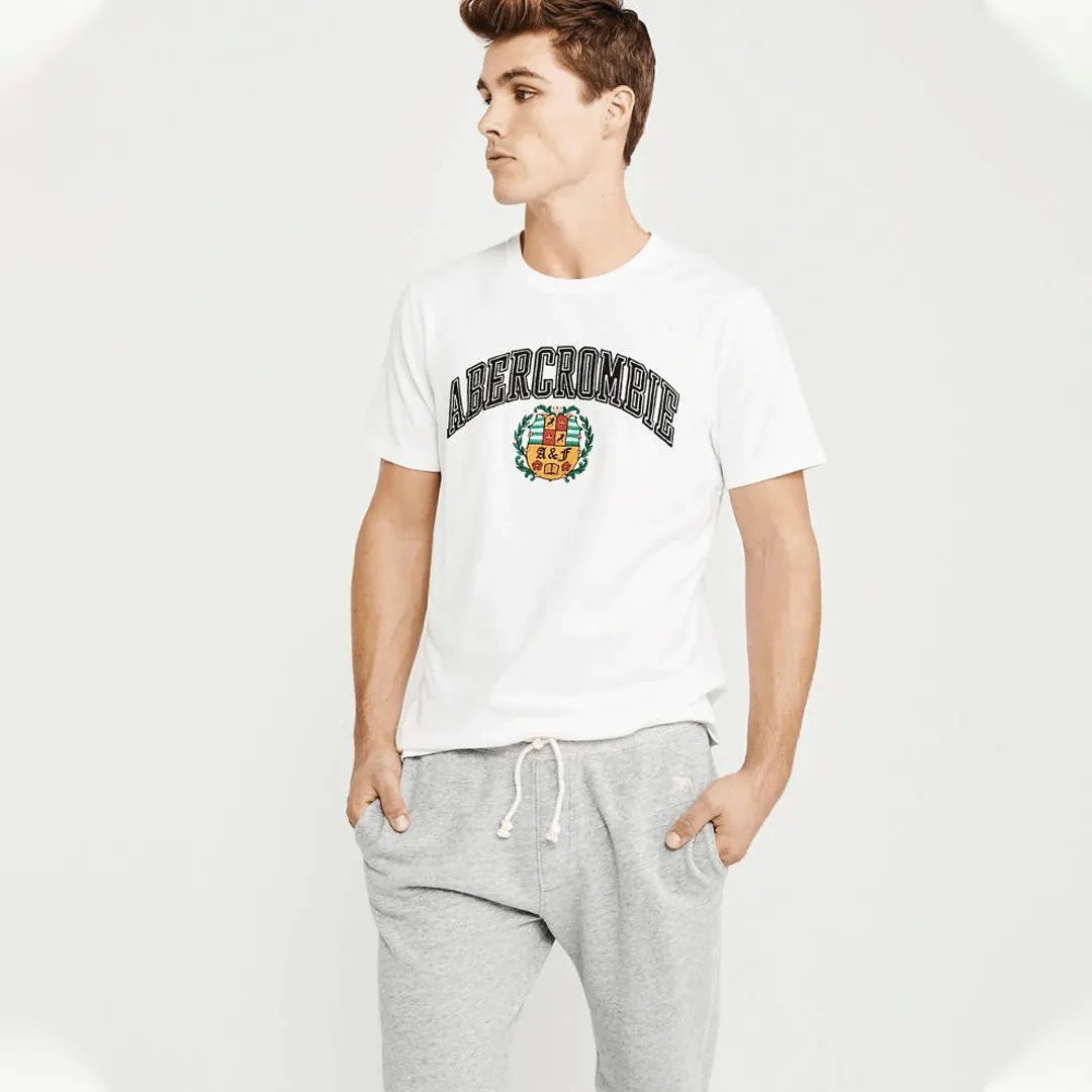 REMERA ABERCROMBIE CUELLO REDONDO BLANCA ESTAMPA  LETRAS AZULES