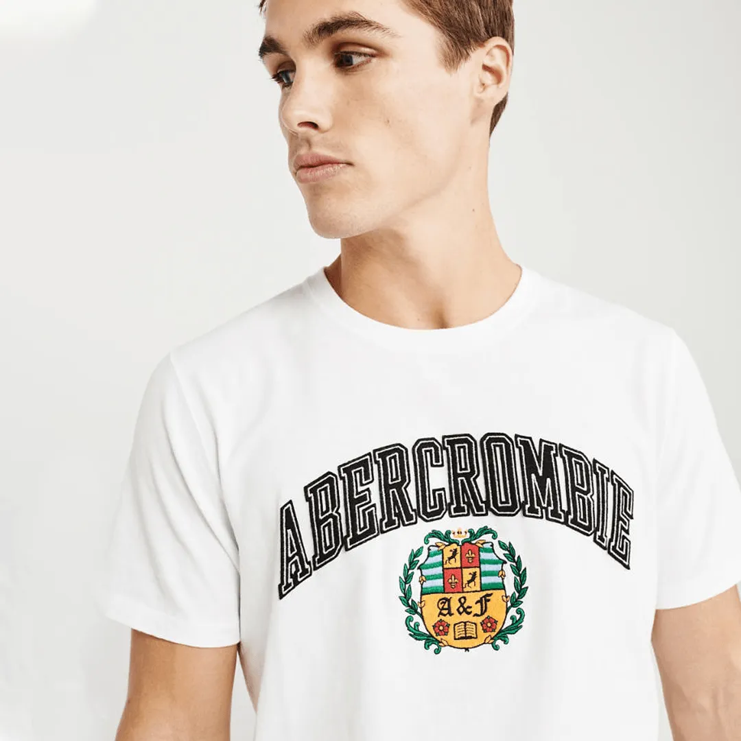 REMERA ABERCROMBIE CUELLO REDONDO BLANCA ESTAMPA  LETRAS AZULES