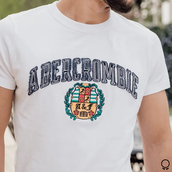REMERA ABERCROMBIE CUELLO REDONDO BLANCA ESTAMPA  LETRAS AZULES