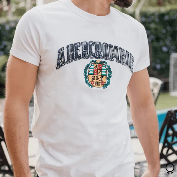 REMERA ABERCROMBIE CUELLO REDONDO BLANCA ESTAMPA  LETRAS AZULES