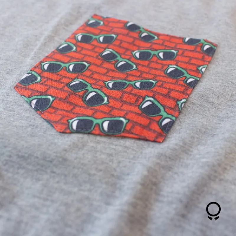 REMERA ABERCROMBIE CUELLO REDONDO GRIS BOLSILLO LENTES