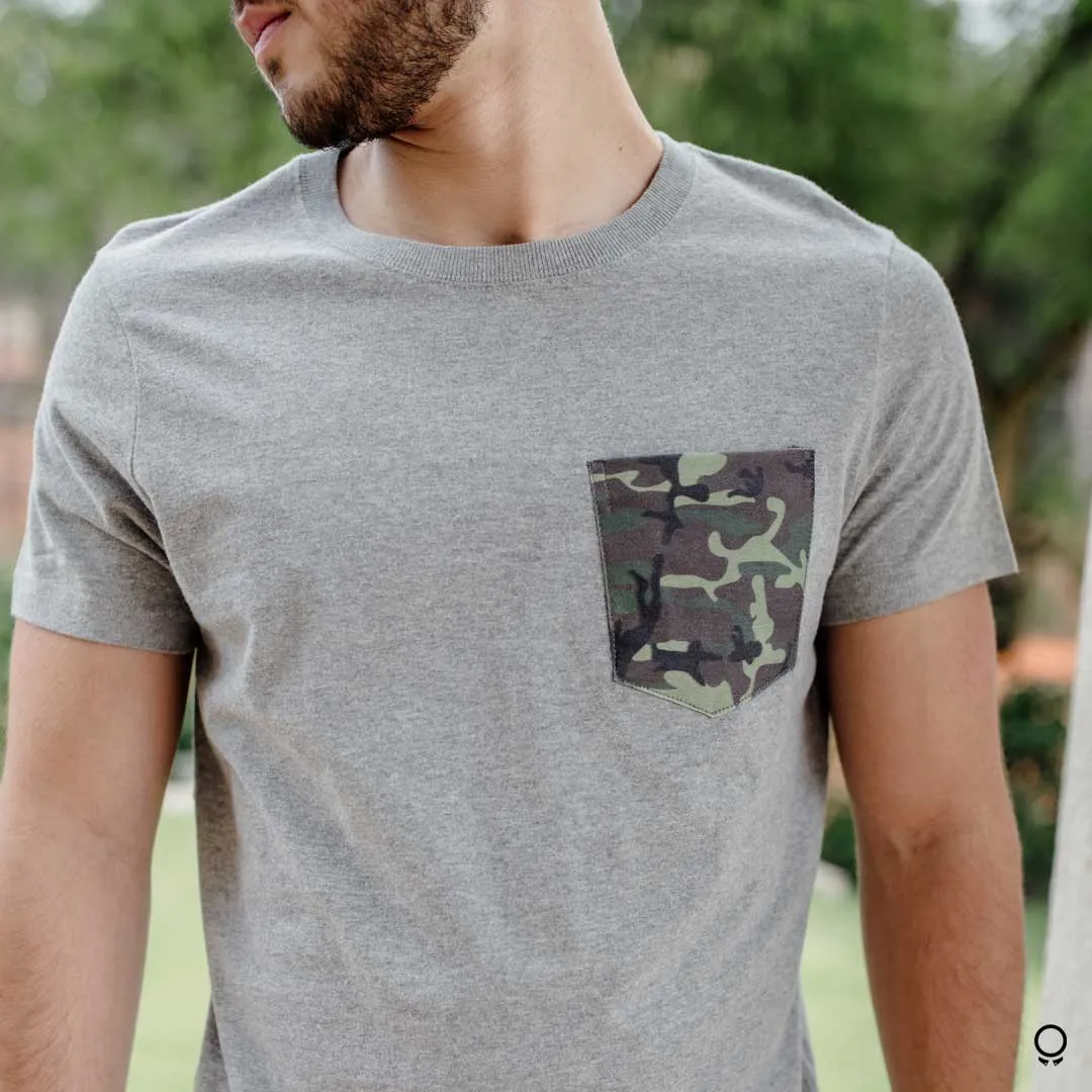 REMERA ABERCROMBIE CUELLO REDONDO GRIS BOLSILLO CAMO