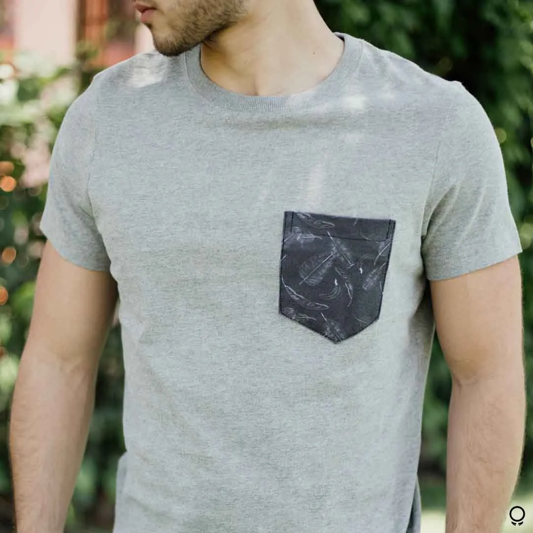 REMERA ABERCROMBIE CUELLO REDONDO GRIS BOLSILLO PLUMAS
