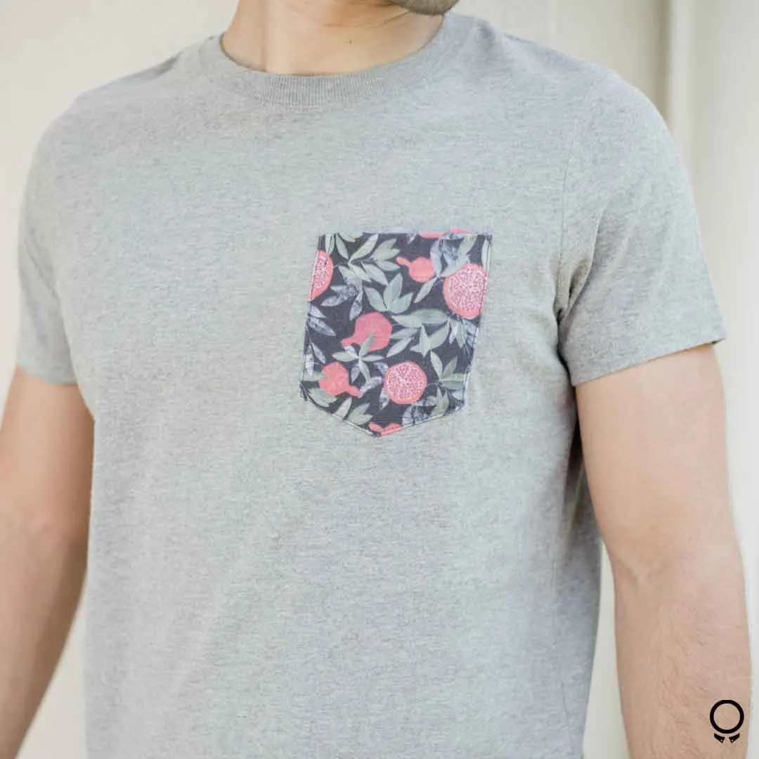 REMERA ABERCROMBIE CUELLO REDONDO GRIS BOLSILLO FRUTAS ROJOS