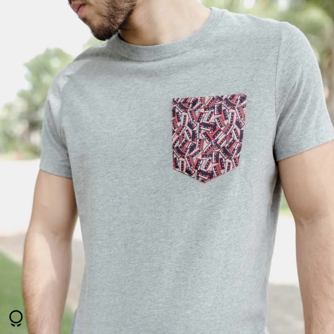 REMERA ABERCROMBIE GRIS CON BOLSILLO CASETE