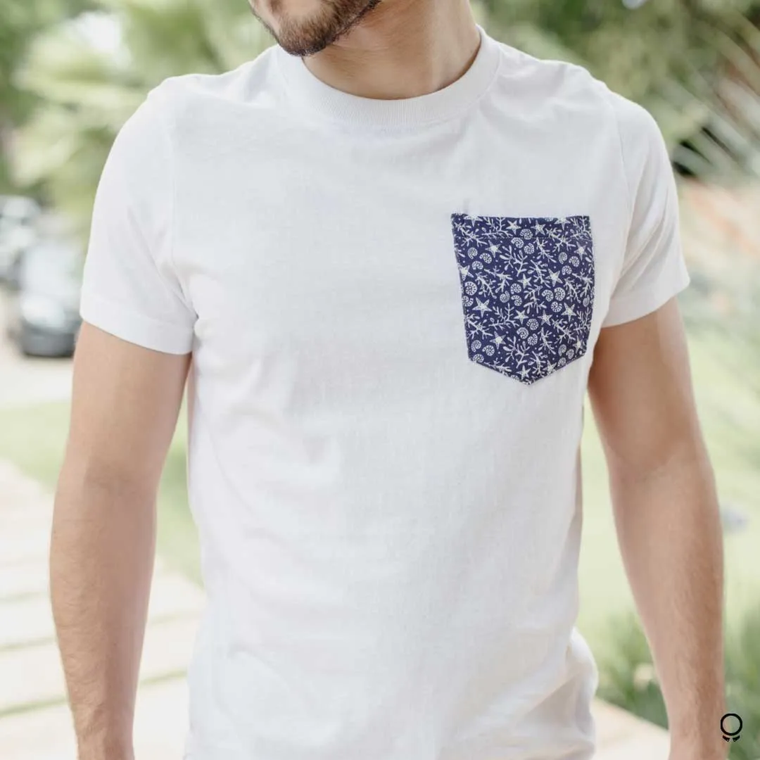REMERA ABERCROMBIE BLANCA CON BOLSILLO MUNDO MARINO