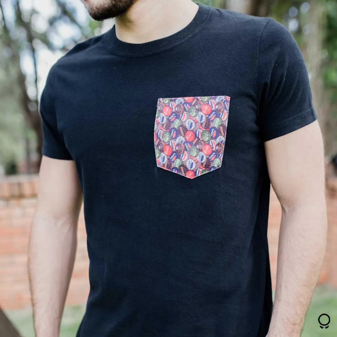 REMERA ABERCROMBIE NEGRA CON BOLSILLO TAPITAS