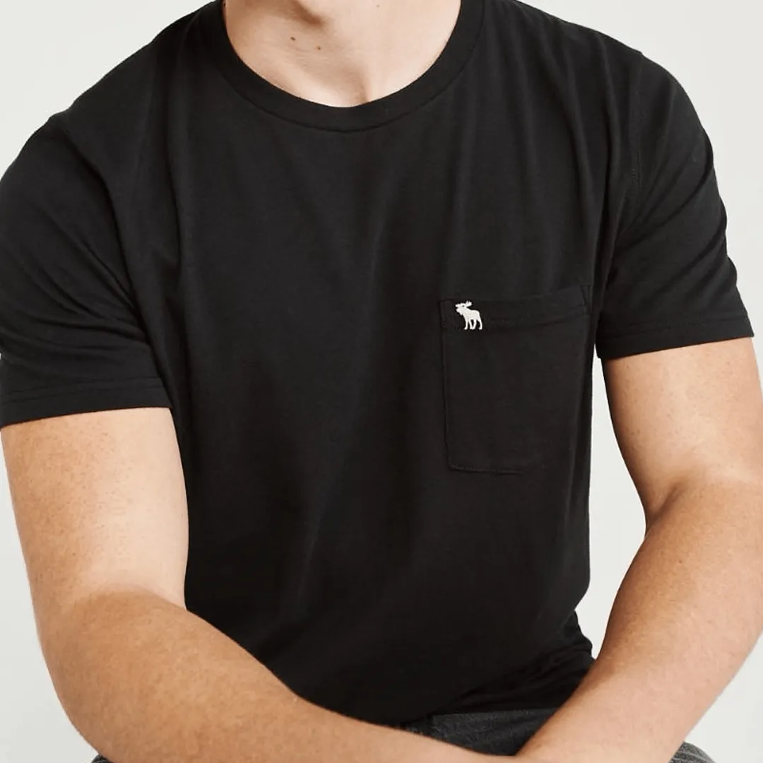 REMERA ABERCROMBIE NEGRO CON BOLSILLO LOGO BLANCO