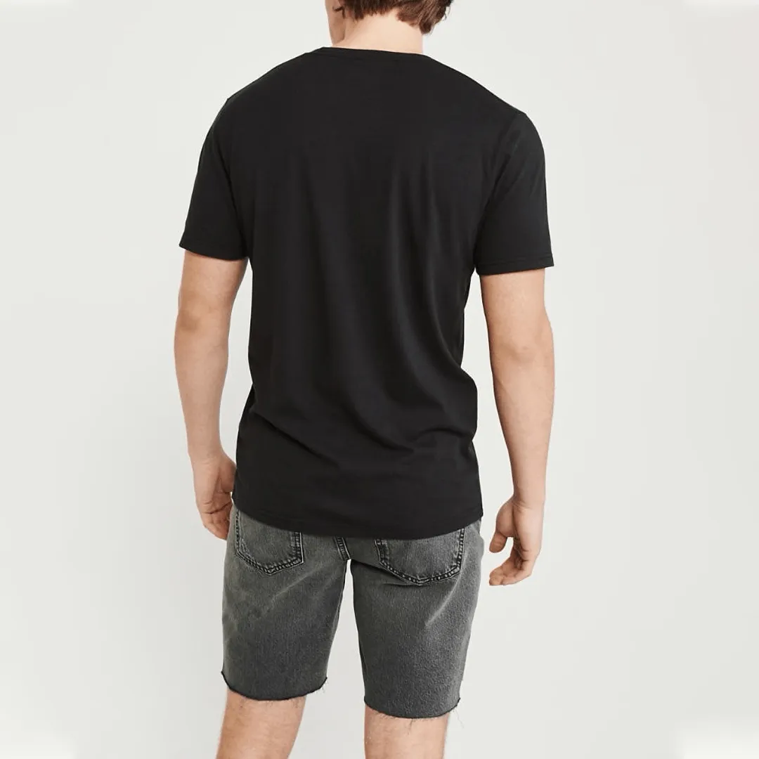 REMERA ABERCROMBIE NEGRO CON BOLSILLO LOGO BLANCO