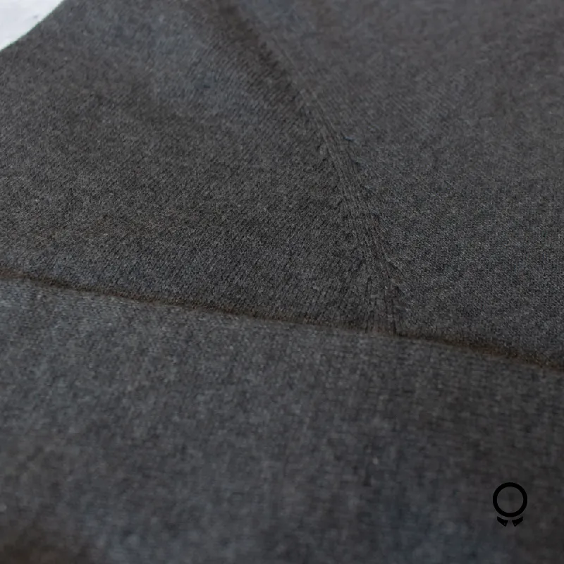 SWEATER CUELLO REDONDO GRIS OSCURO