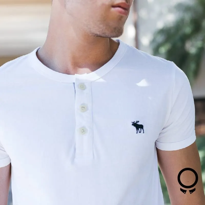 REMERA ABERCROMBIE MANGAS CORTAS CUELLO HENLEY BLANCA