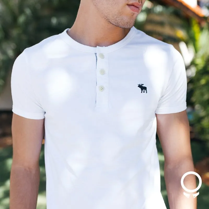 REMERA ABERCROMBIE MANGAS CORTAS CUELLO HENLEY BLANCA
