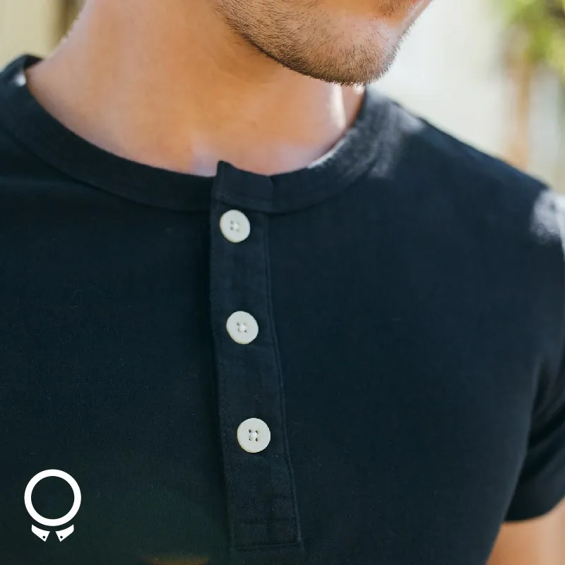 REMERA ABERCROMBIE MANGAS CORTAS CUELLO HENLEY NEGRA
