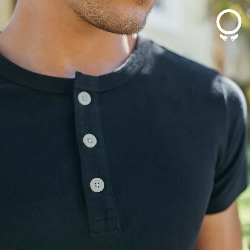 REMERA ABERCROMBIE MANGAS CORTAS CUELLO HENLEY NEGRA