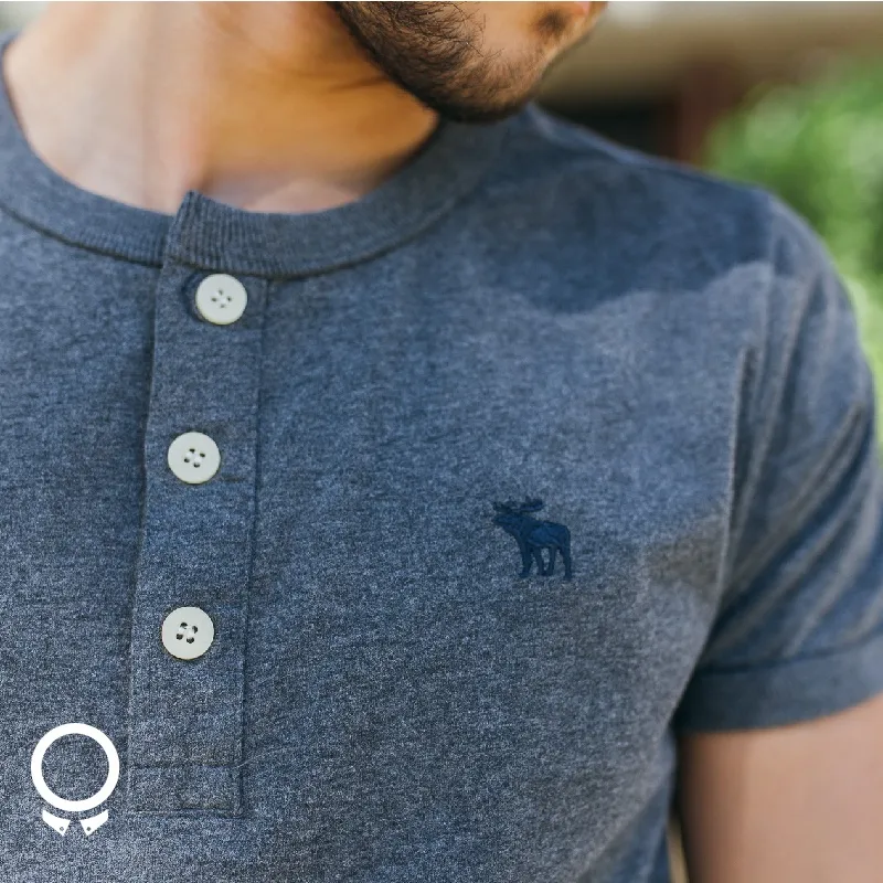REMERA ABERCROMBIE MANGAS CORTAS CUELLO HENLEY GRIS OSCURO