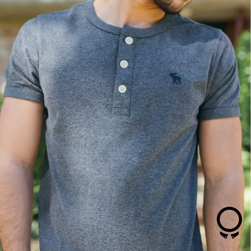 REMERA ABERCROMBIE MANGAS CORTAS CUELLO HENLEY GRIS OSCURO