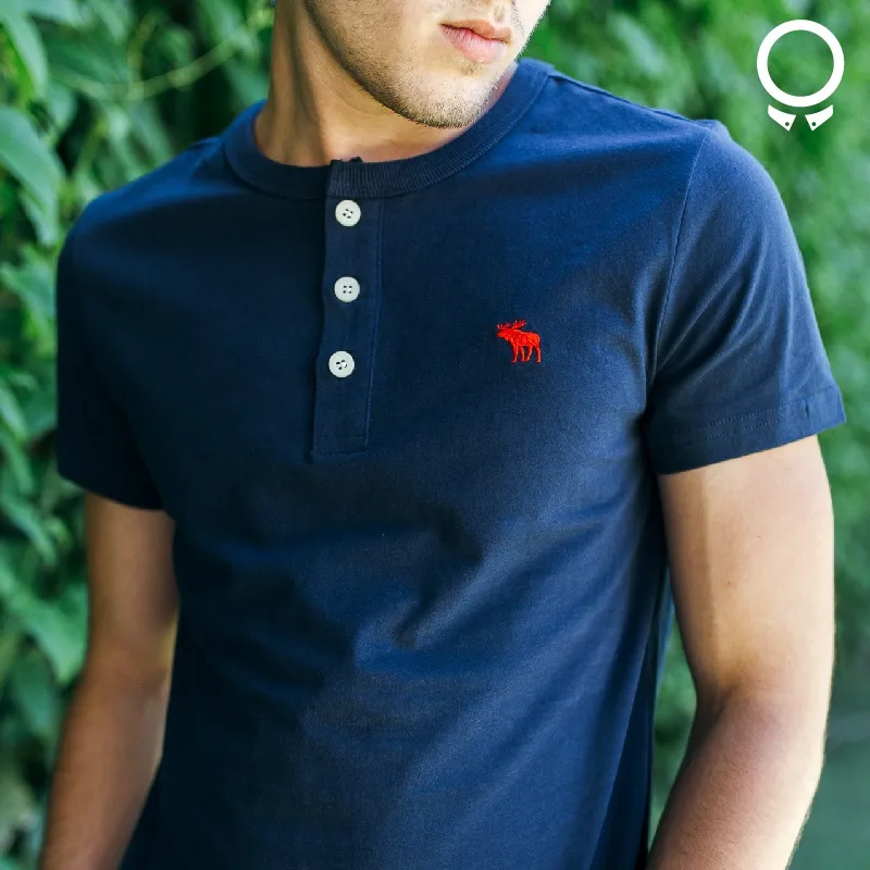 REMERA ABERCROMBIE MANGAS CORTAS CUELLO HENLEY AZUL MARINO