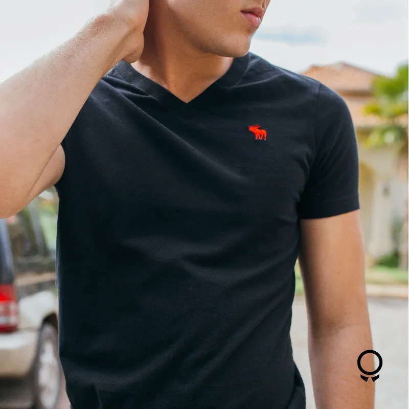 REMERA ABERCROMBIE MANGAS CORTAS CUELLO V NEGRA