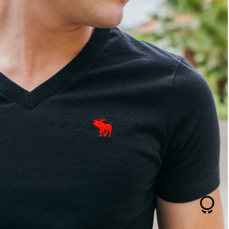 REMERA ABERCROMBIE MANGAS CORTAS CUELLO V NEGRA