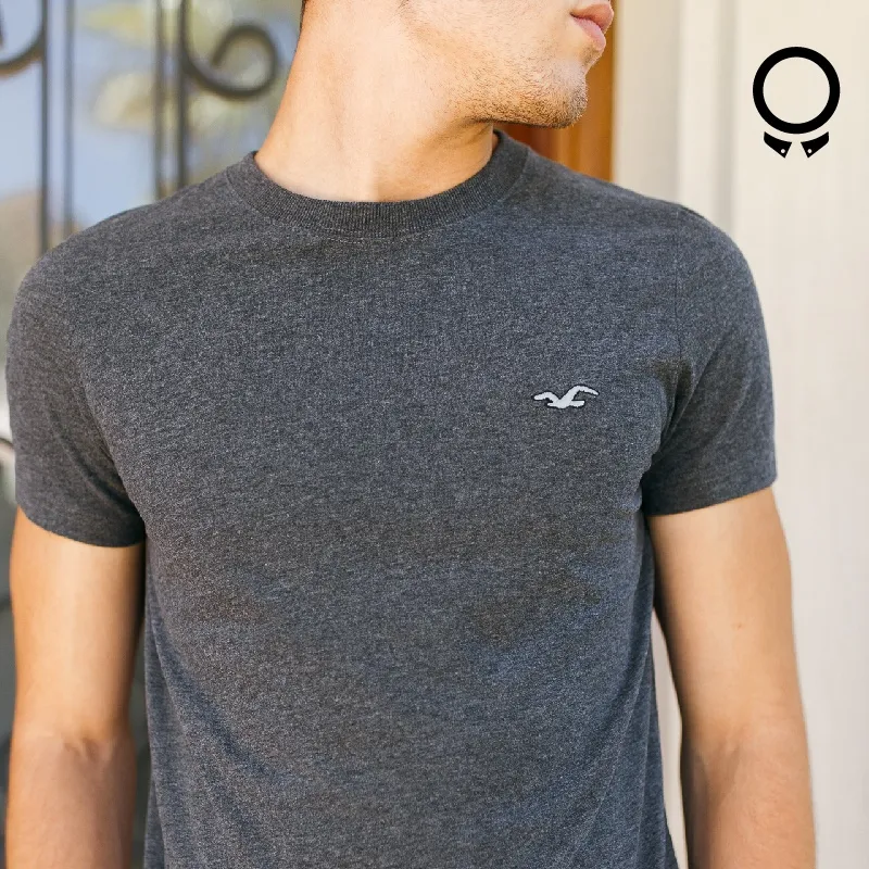 REMERA HOLLISTER CUELLO REDONDO GRIS OSCURO