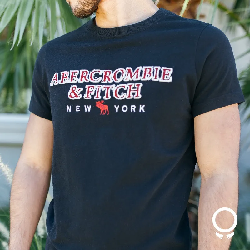 REMERA ABERCROMBIE CUELLO REDONDO NEGRA ESTAMPA AF ROJA