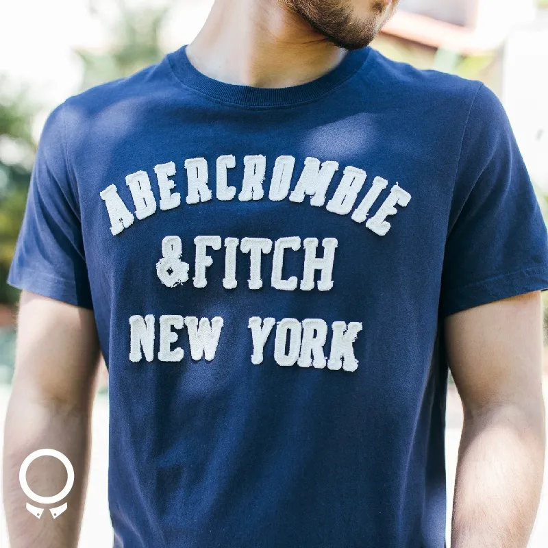 REMERA ABERCROMBIE CUELLO REDONDO ESTAMPA AF AZUL MARINO
