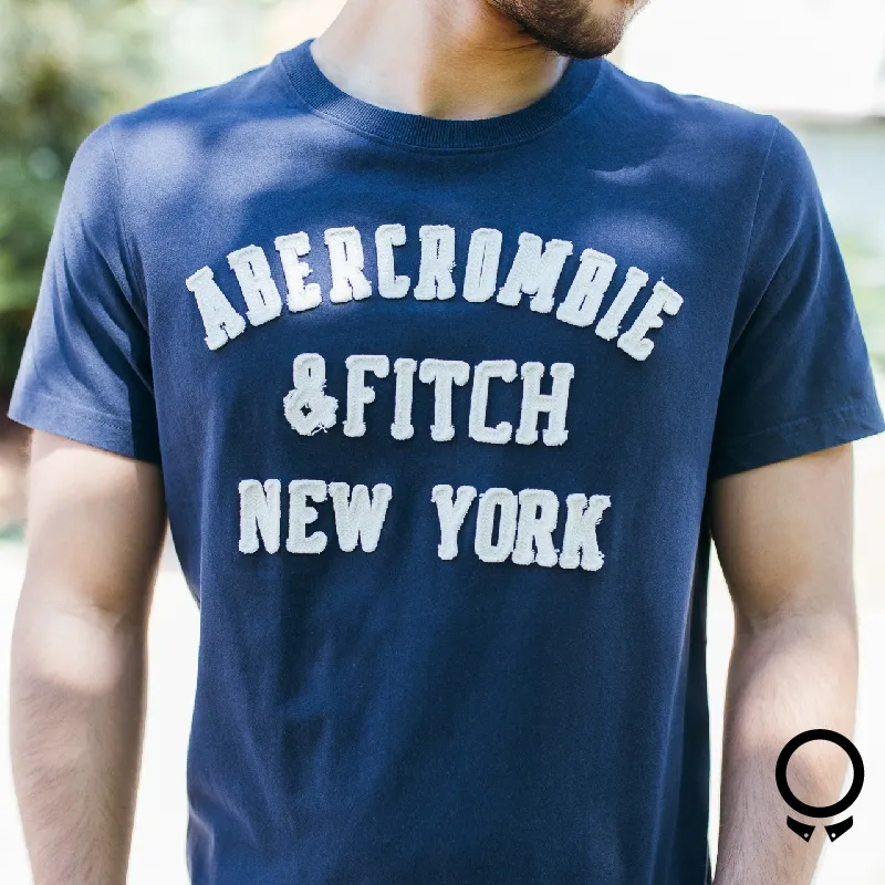 REMERA ABERCROMBIE CUELLO REDONDO ESTAMPA AF AZUL MARINO