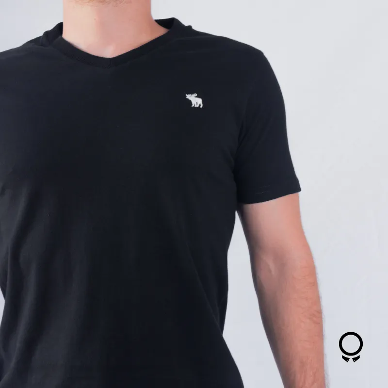 REMERA ABERCROMBIE CUELLO REDONDO NEGRA