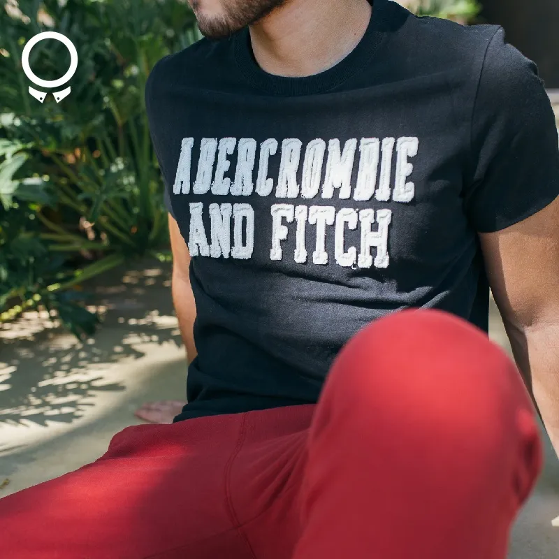 REMERA ABERCROMBIE CUELLO REDONDO ESTAMPA FITCH NEGRO