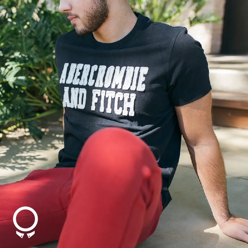 REMERA ABERCROMBIE CUELLO REDONDO ESTAMPA FITCH NEGRO