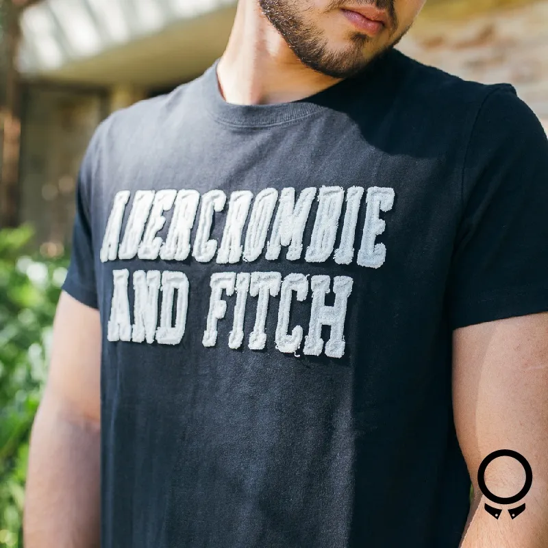REMERA ABERCROMBIE CUELLO REDONDO ESTAMPA FITCH NEGRO