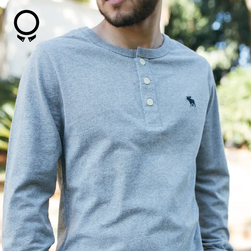 REMERA ABERCROMBIE MANGAS LARGAS CUELLO HENLEY GRIS