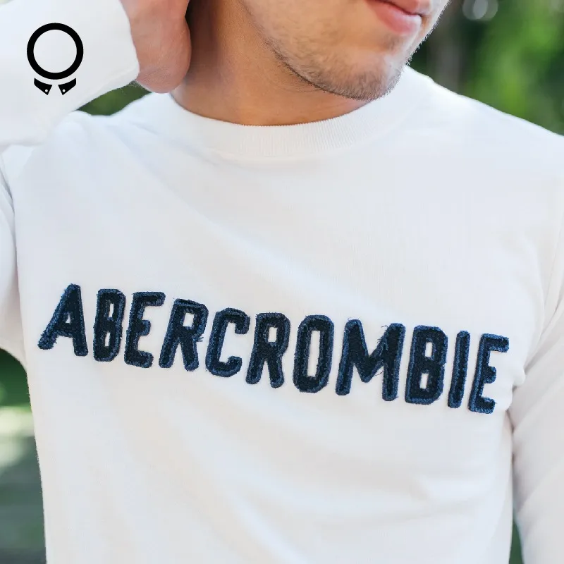 REMERA ABERCROMBIE MANGAS LARGAS CUELLO REDONDO ESTAMPA AF BLANCA