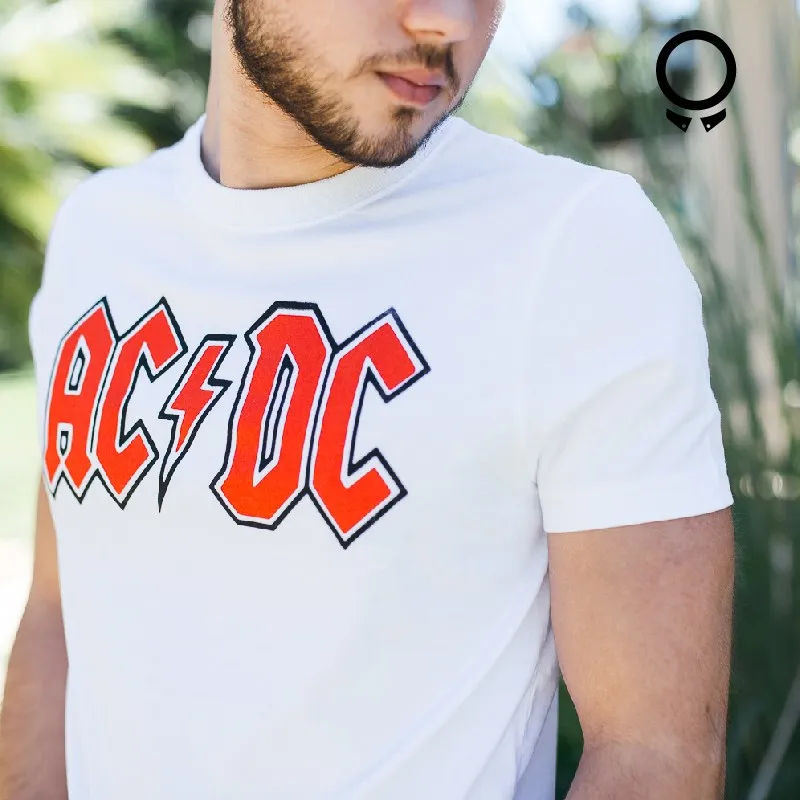 REMERA ABERCROMBIE BLANCA ESTAMPA ACDC ROJA
