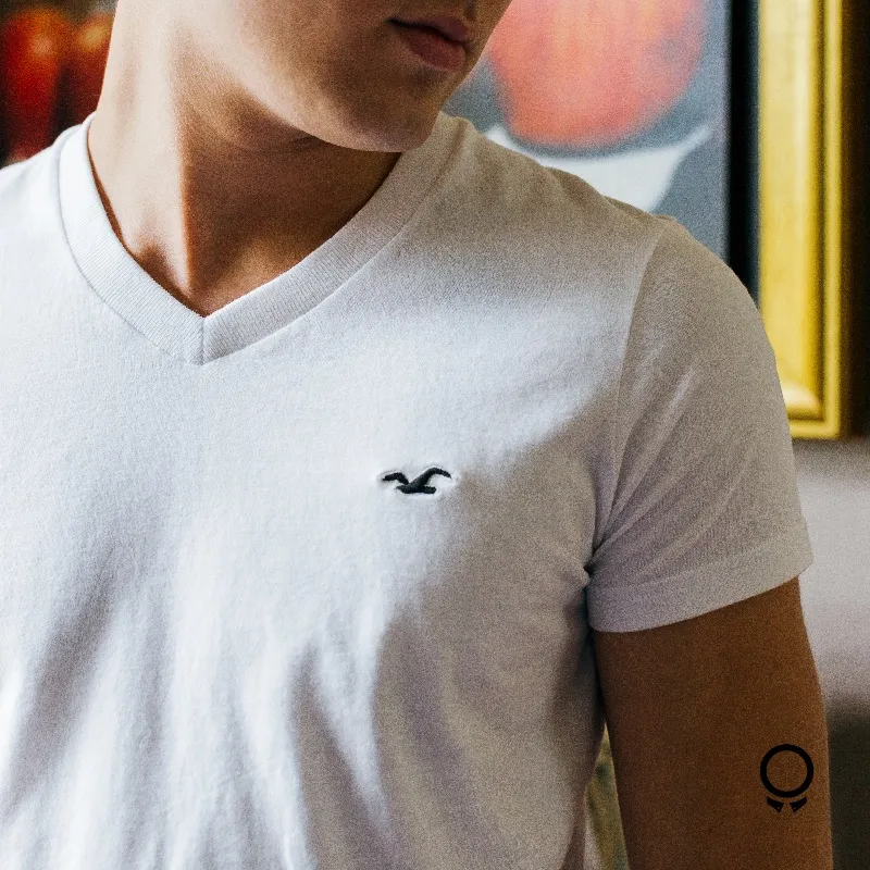 REMERA HOLISTER MANGAS CORTAS CUELLO V BLANCA