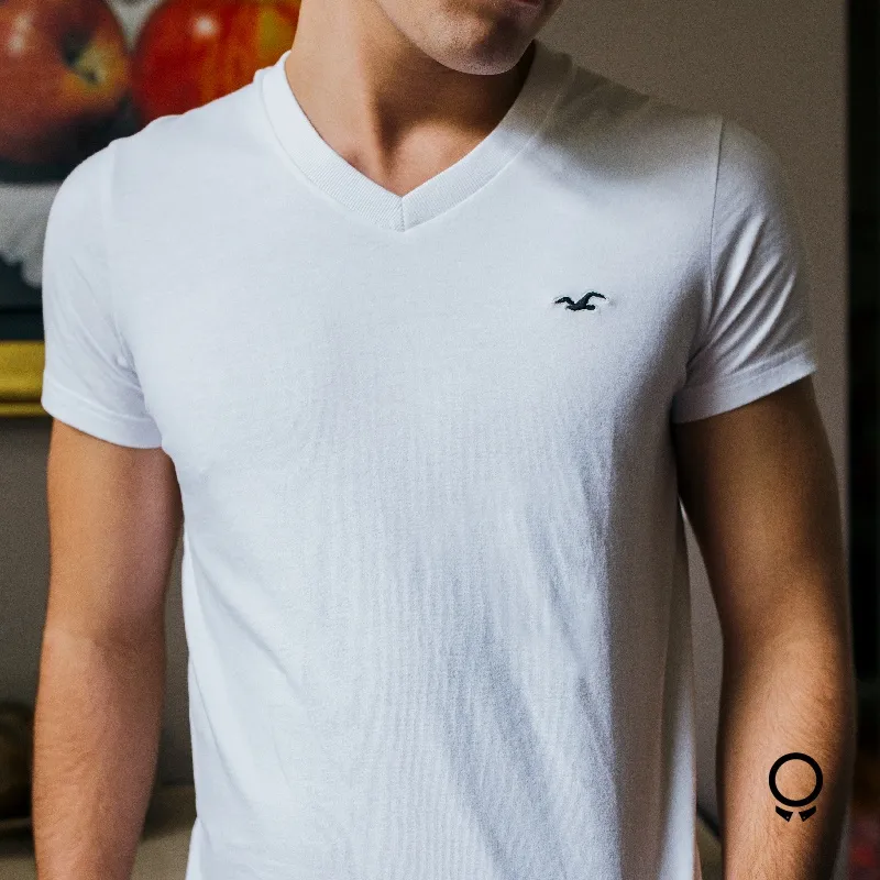 REMERA HOLISTER MANGAS CORTAS CUELLO V BLANCA