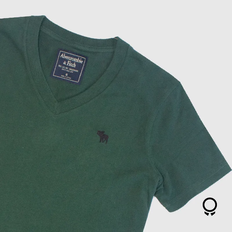 REMERA ABERCROMBIE VERDE MUSGO CUELLO V LOGO NEGRO